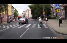 Starsza pani rezygnuje z przejścia przez ulicę z powodu kierowców-debili