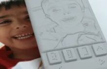Smartfon z ekranem bazującym na alfabecie i technikach Braille'a