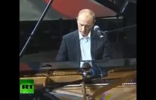 Putin gra znany motyw muzyczny