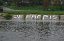 "J...ać PiS" namalowane nad brzegiem rzeki. Miasto nie może usunąć napisu.
