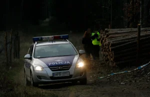 Policjanci zostawili na drodze w lesie małżeństwo z małymi dziećmi