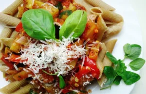 Penne z sosem cukiniowo-pomidorowym