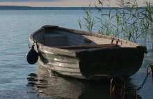 Dziadek wyrzucił 7-latka z łodzi, bo chciał nauczyć go pływać