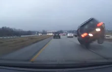 Efektowny wypadek na autostradzie