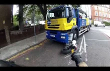 Motocyklista w ostatniej chwili unika zmiażdżenia przez ciężarówkę.