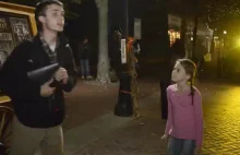 Młoda dziewczyna przekrzykuje ulicznego kaznodzieję