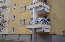 Góra śmieci na Pradze-Południe. Ten balkon wygląda tak od lat. W środku...