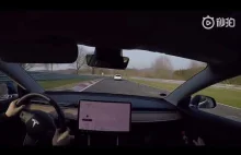 Przejazd Tesla Model 3 po torze Nurburgring.