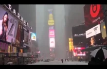 Times Square podczas dzisiejszej burzy śnieżnej w Nowym Yorku.