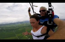 Dziewczyna traci przytomność podczas skoku na spadochronie w tandemie
