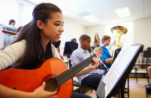 Nauka gry na instrumentach znacznie poprawia wyniki na egzaminach z matematyki