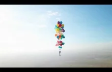 Podróżnik poleciał nad Afryką przypięty do balonów jak w filmie Disney'a "Up"
