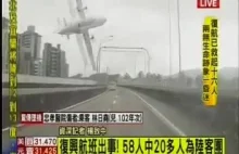 Samolot TransAsia uderza w most.