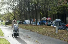 Bezdomni Polacy koczują w parku w Manchesterze