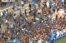 Napór ludzi łamie ogrodzenie na stadionie w Brazylii