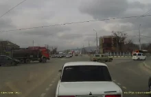 Rozpędzona ciężarówka przejeżdża przez skrzyżowanie