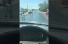 Dziecko przyklejone do asfaltu na drodze