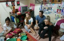 Blogerzy modowi wysłani do fabryki ubrań w Kambodży w norweskim...