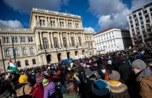 Węgierski parlament pozbawił Węgierską Akademię Nauk sieci instytutów badawczych