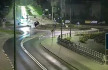Pijany kierowca przeskoczył przez rondo w Iławie