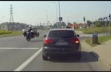 Policjant na motocyklu w widowiskowy sposób rusza w pościg...