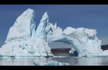 Turyści obserwują rozłam ogromnego mostu lodowego u wybrzeży Nowej Fundlandii