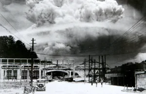 Moment wybuchu bomby atomowej w Nagasaki.