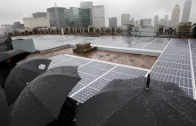 Opracowano ogniwa słoneczne, które pobierają energię także z... kropel deszczu