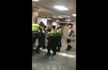 Barcelona - migranci na stacji metra i interwencja policji