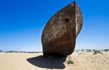 Cmentarzysko statków na środku pustyni