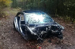 Rozkręcali luksusowego mercedesa w środku lasu. Zdradził ich nadajnik GPS