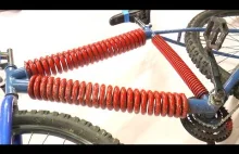 Budowa oraz test rowera z ramą wykonaną ze sprężyn.