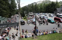 Długi Weekend w górach. Tłumy pod Tatrami - zamknięta droga do Morskiego Oka