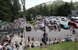 Długi Weekend w górach. Tłumy pod Tatrami - zamknięta droga do Morskiego Oka