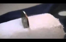 zobacz co się stanie gdy wciśniesz monetę w bryłę suchego lodu