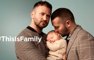 Reklamy w stylu River Island z dwójką mężczyzn tulących niemowlę nie w Polsce