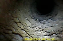 Wpuszczanie kamery do głębokiej dziury