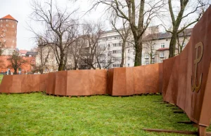 Pomnik AK pod Wawelem. I śmieszno, i straszno. O pomniku wbrew woli mieszkańców.