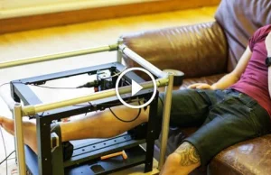 Robot-tatuażysta robi dziary na ludzkim ciele