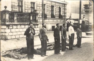 Polscy partyzanci czekający na egzekucję podczas II Wojny Światowej [img].