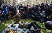 W Londynie protestowano przeciw nowemu porno prawu siadając sobie na twarzach
