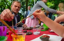 Tusk: "Nie zawracałbym dzieciom głowy historią". Polskość to nienormalność?