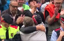 Katalońscy policjanci nie chcą walczyć z rodakami. Rozkazy wykonują ze łzami ...