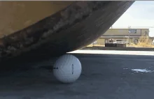8-tonowy walec kontra piłeczka do golfa. Kto wygra to starcie?