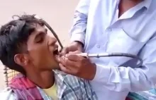 Uliczny stomatolog w Indiach