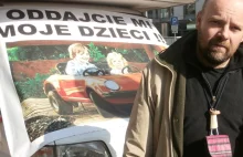 Dramatyczny protest ojca. Zamieszkał przed sądem, w samochodzie.