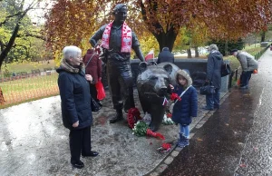 Niedźwiedź Wojtek uhonorowany pomnikiem w Edynburgu
