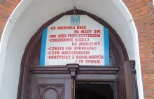 Napis nad wejściem do kościoła w Godzianowie