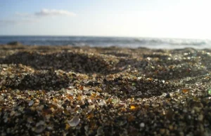 Widziałeś kiedyś plażę inną niż piaszczysta lub kamienista? Oto plaża szklana