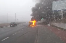 Kierowcy tylko patrzyli na płonące auto. Pojazd spłonął